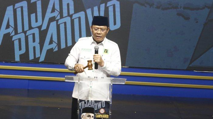 Plt Ketua Umum PPP Mardiono mengetuk palu tanda dimulainya acara pelatihan juru kampanye di Jakarta, Senin (17/7/2023).