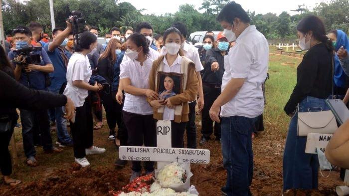 Melitha Sidabutar terlihat menangis disela pemakaman jenazah Melisha Sidabutar, saudara kembarnya, di TPU Padurenan, Kota Bekasi, Jawa Barat, Kamis (10/12/2020).