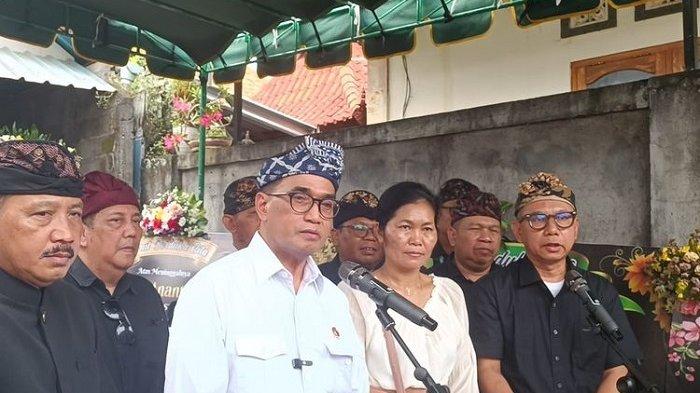 Menteri Perhubungan Budi Karya Sumadi melayat ke rumah duka, taruna tingkat I Sekolah Tinggi Ilmu Pelayaran (STIP) Jakarta, Putu Satria Ananta Rastika (19), di Desa Gunaksa, Kecamatan Dawan, Kabupaten Klungkung, Bali, Kamis (9/5/2024). Satria meninggal dunia usai dianiaya seniornya di toilet kampus pada Jumat (3/5/2024). Kompas.com/ Yohanes Valdi Seriang Ginta(Yohanes Valdi Seriang Ginta)