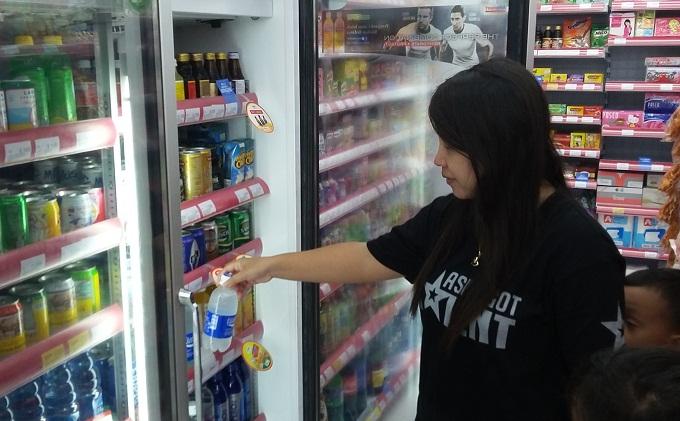 Lemari pendingin yang menyediakan berbagai jenis minuman kemasan di sebuah minimarket di Jakarta, Kamis (16/4/2015)