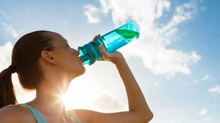 Ilustrasi minum air saat berolahraga
