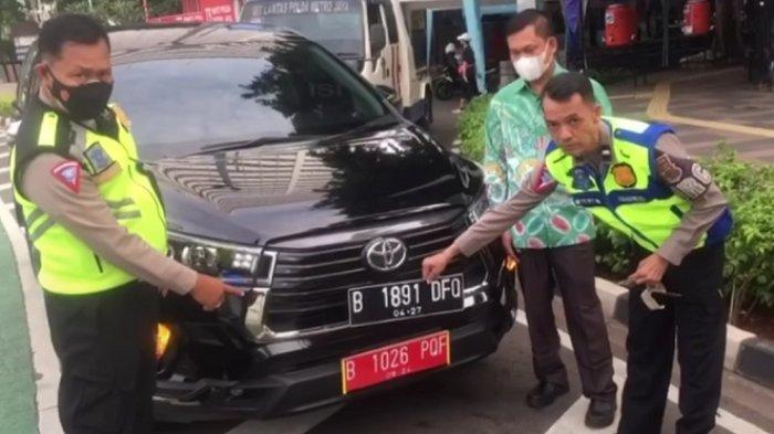 Ilustrasi pelat mobil palsu.