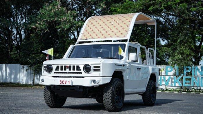 Mobil yang akan dinaiki Paus Fransiskus saat menghadiri misa di Stadion GBK, Senayan, Jakarta Pusat, Selasa (3/9/2024). SCV adalah singkatan dari Status Civitatis Vaticanae dalam bahasa Latin dan Stato della Citta del Vaticano dalam bahasa Italia. Keduanya memiliki arti yang relatif sama, yaitu 