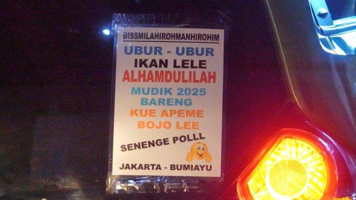MUDIK UNIK - Ragam Tulisan lucu yang ditempel pemudik di bagian belakang kendaraannya ruas Jalan raya Kalimalang, Jakarta Timur hingga Bekasi, Kamis (27/3/2025). Ada yang bermaksud buat lucu-lucuan ada juga mewakili perasaan mereka.