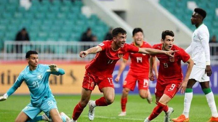 GELANDANG BERBAHAYA - Timnas China memiliki gelandang berbahaya dari etnis Uighur, Mutellip Iminqari. Dulu, Iminqari dilarang orangtuanya untuk membela China.