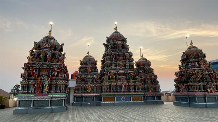 JAKARTA MURUGAN TEMPLE - Saat ini hadir satu empat ibadah baru yang menjadi daya tarik marsyarakat yakni Jakarta Murugan Temple. Tempat ibadah etnis India ini memiliki desain yang luar biasa bagus.