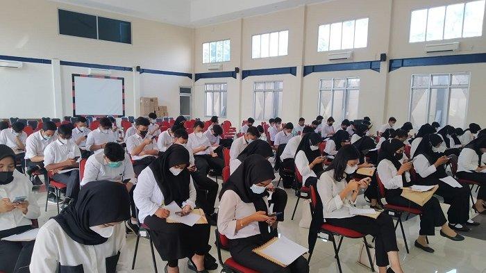 PENCARI KERJA - Para pencari kerja saat ikuti tes rekrutmen pegawai yang diadakan oleh Sudin Nakertrasgi Jakarta Utara, Selasa (29/11/2022). Mereka rela antre berjam-jam untuk mengikuti tes. (Dok: Kominfotik Jakut)