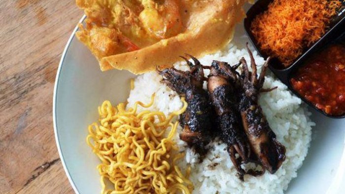 Ilustrasi nasi cumi hitam.