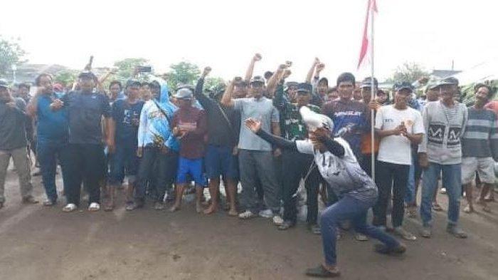 Sekelompok nelayan dari Pantai Tanjung Pasir Tangerang Banten bersorak sorai saat berkumpul di Pos TNI AL Tanjung Pasir sebelum mengikuti proses pembongkaran pagar laut di pesisi perairan Tangerang pada Rabu (22/1/2025).