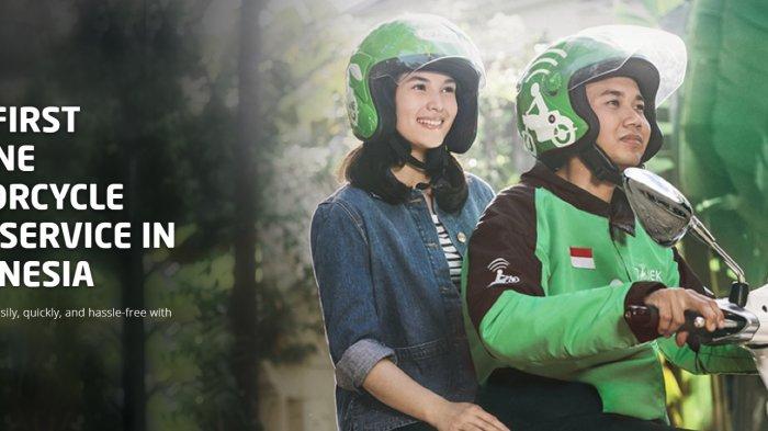 Ilustrasi pengemudi ojol sedang membawa penumpang perempuan.