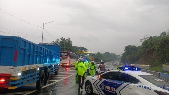 Pagi ini polisi melanjutkan olah tempat kejadian perkara (TKP) kecelakaan maut di ruas tol Cipularang Km 92 arah ke Jakarta, Selasa, 12 November 2024. Untuk mempercepat kegiatan olah TKP, polisi bersama Jasa Marga mengalihkan arus kendaraan sementara.