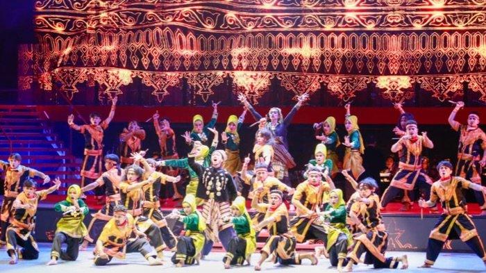 Harmoni keindahan dan keragaman budaya Indonesia mulai dari tari-tarian, musik, lagu, hingga wastra Nusantara terangkum pada Pagelaran Sabang Merauke Pahlawan Nusantara. Pagelaran itu berlangsung mewah dan meriah saat digelar di JIExpo Theatre, Kemayoran, Jakarta Pusat, Sabtu-Minggu (19-20/8/2023). Lebih dari 300 seniman lintas generasi dari beragam profesi menyemarakkan pertunjukan kolosal nan megah yang digagas iForte dan BCA tersebut.