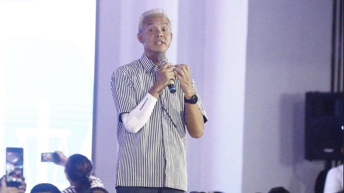 Bangganya Ganjar Pranowo Kenalkan Baju Hitam-putih untuk Relawan Hasil ide Jokowi