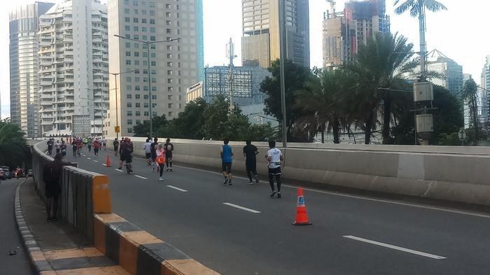 Para peserta Superball Run Kategori 42 mulai melintasi flyover Kasablank melintasi Karet-Kasablank Jakarta Selatan