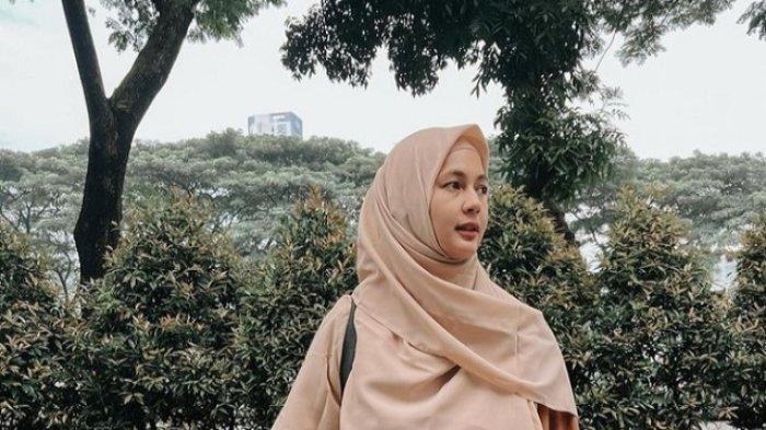 Selebriti Paula Verhoeven tampil beda dengan mengenakan hijab, alhasil banyak yang memujinya.