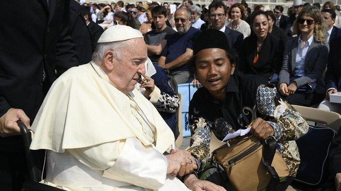 Paus Fransiskus sedang berbincang dengan Deni Ikandar, pemuda muslim, yang mendapat kesempatan belajar agama di Vatikan beberapa waktu lalu. Program beasiswa itu menjadi bekal buat Deni menjadi Islam modetat.