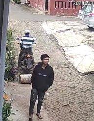 Pelaku curanmor saat sedang beraksi di Serpong.