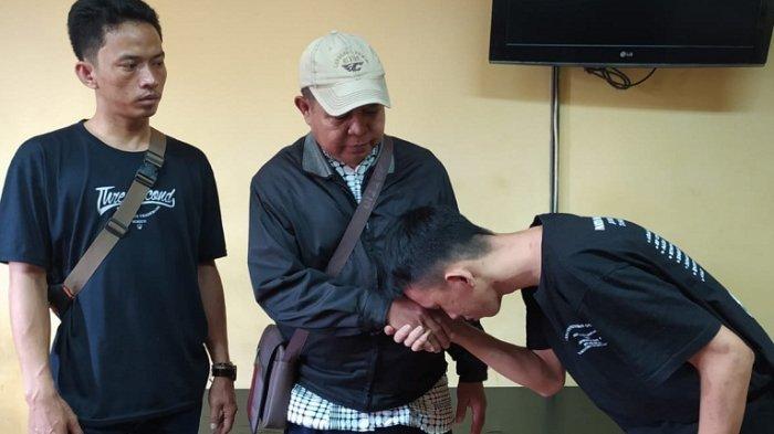 Remaja berinisial AS (18) dikembalikan ke orangtua setelah korban memberikan maaf. AS sebelumnya diamankan polisi karena mencuri sepeda motor teman kosnya