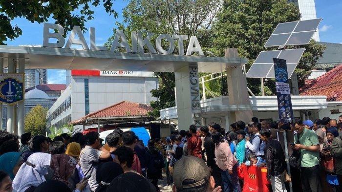 LAMAR PPSU MEMBLUDAK - Ratusan warga Jakarta mendatangi Balai Kota untuk melamar kerja sebagai Pekerja Penunjang Layanan Publik (PJLP), Rabu (23/4/2025) pagi.