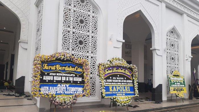 Warga Terus Berdatangan ke Masjid Nurul Musthofa Center Jelang Pemakaman Habib Hasan, Kamis (14/3/2024)