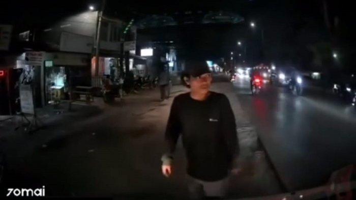 Viral di medsos tiga orang preman memalak sopir travel.