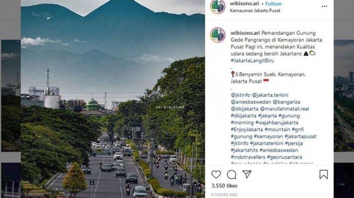 Pemandangan Gunung Gede Pangrango dilihat dari Kemayoran, Jakarta Pusat, Rabu (17/2/2021) pagi.