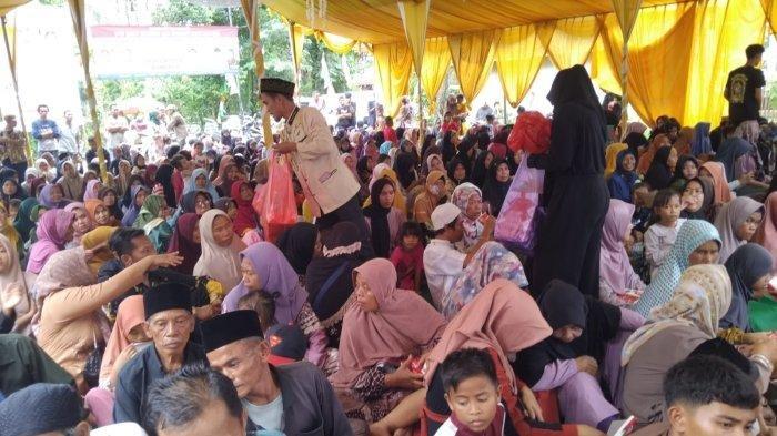 Sahabat Bang Ara sedang bagi-bagi makan gratis plus susu dan uang saku.