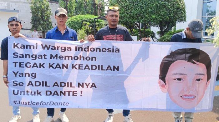 Spanduk dukungan dari masyarakat untuk sidang pembunuhan Dante anak dari Tamara Tyasmara dan Angger Dimas dalam sidang Yuda Arfandi di PN Jakarta Timur, Kamis (11/7/2024).