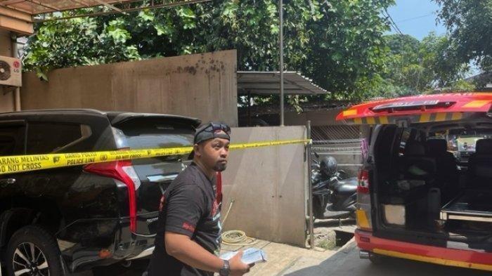 Polisi sedang memeriksa rumah BM, SW dan RAR, satu keluarga yang bertikai hingga ada yang tewas.