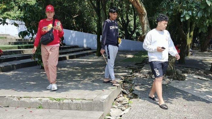 Ilustrasi - Anak muda Infdonesia saat ini sedang gandrung dengan koin jagat. Mereka seperti orang aneh merusak fasos dan fasum.