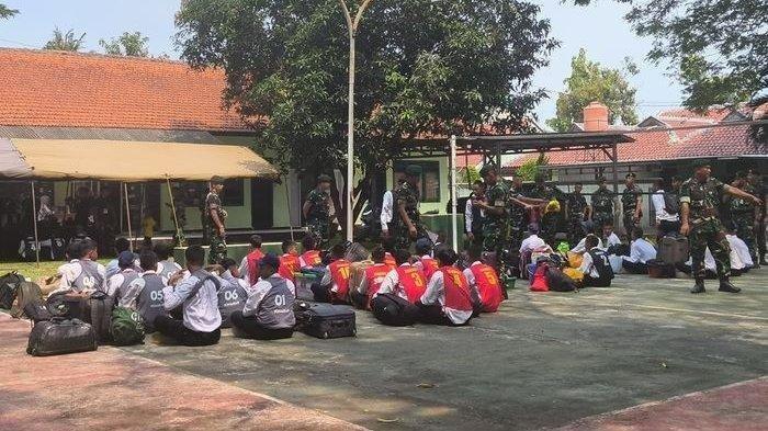 PENDIDIKAN KARAKTER - Para pelajar saat mengikuti pendidikan berkarakter di Resimen Artileri Medan 1 Sthira Yudha, Batalyon Artileri Medan 9, Kabupaten Purwakarta, Kamis (1/5/2025). Banyak orang tua yang menitikkan air mata, termasuk Elly, salah satu wali murid yang berharap anaknya bisa berubah setelah mengikuti pendidikan karakter ini.