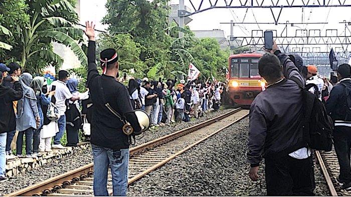 Para pendukung Anies Baswedan dan Muhaimin Iskandar menuju stadion JIS untuk kampanye akbar  dengan melintasi rel kereta, Sabtu (10/2/2024).
