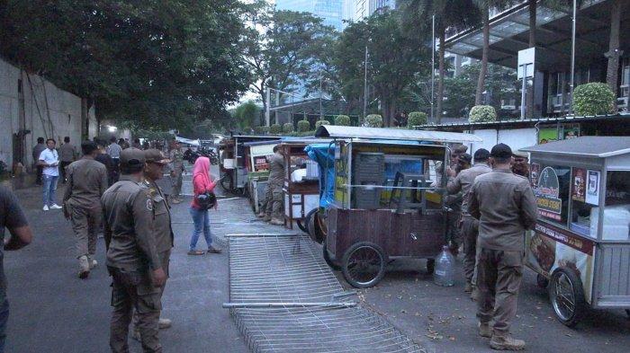 Pemerintah Kota Administrasi Jakarta Selatan menertibkan parkir liar dan pedagang kaki lima di Jalan Senopati Dalam 1, Kebayoran Baru, Jakarta Selatan pada Rabu (14/6/2023).