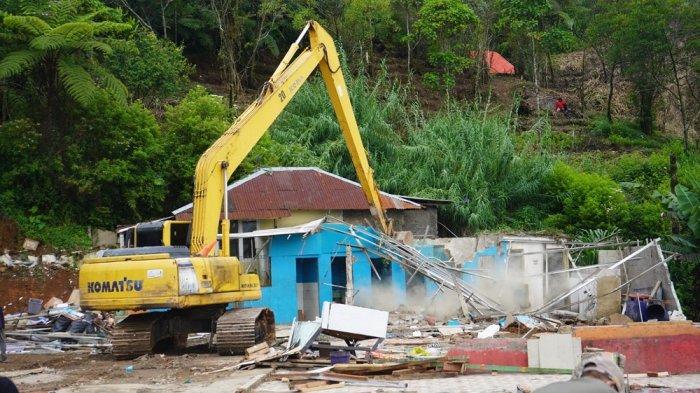 Pemerintah Kabupaten (Pemkab) Bogor menertibkan bangunan liar (bangli) tak berizin yang kembali berdiri di kawasan wisata Puncak, Cisarua, Jawa Barat, Senin (11/11/2024).