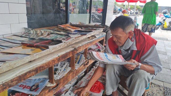 Djajam (73), penjual koran di kawasan Kota Tua, Tamansari, Jakarta Barat saat ditemui Warta Kota, Sabtu (28/9/2024).