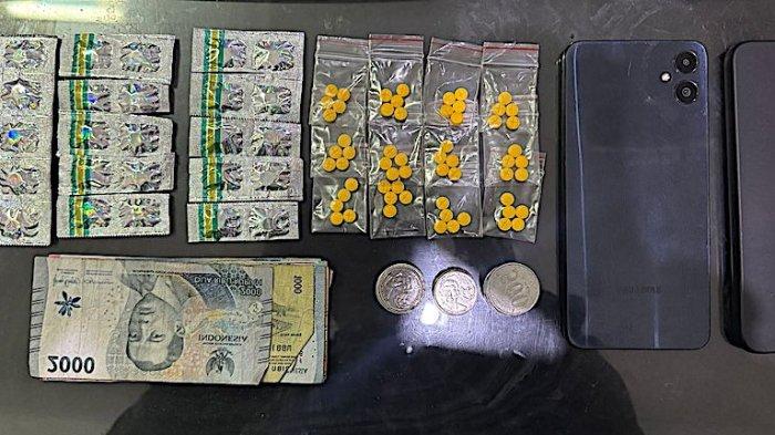 PENJUALAN OBAT KERAS - dua pengedar Obat Keras Tertentu (OKT) di sebuah warung kelontong di Jalan Tanggul Irigasi, Desa Bengle, Kecamatan Majalaya, Kabupaten Karawang.