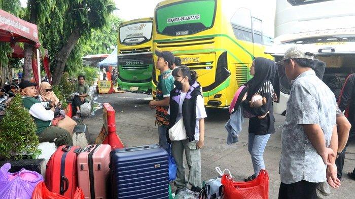 Calon penumpang yang hendak mudik Natal dan Tahun Baru di Terminal Kalideres, Jakarta Barat.