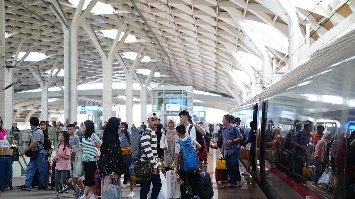 Penumpang kereta api cepat Whoosh mengalami lonjakan selama libur sekolah ini.
