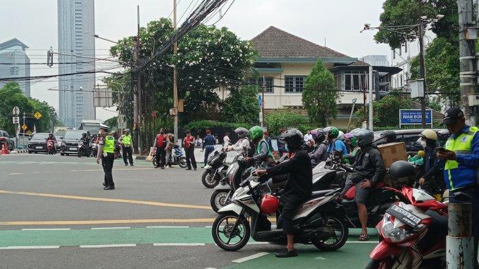 Polisi menutup jalan di depan Gedung Komisi Pemilihan Umum (KPU) di Jalan Imam Bonjol, Menteng, Jakarta Pusat, menjelang Deklarasi Kampanye Pemilu Damai 2024, Senin (27/11/2023)