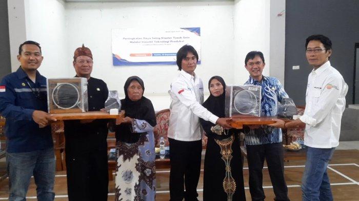 Perkumpulan untuk Peningkatan Usaha Kecil (PUPUK) dan PT Jawa Satu Power (JSP) secara simbolis menyerahkan bantuan berupa mesin pembersih bambu kepada warga di Kantor Desa Cilamaya, Kabupaten Karawang pada Kamis (19/9/2024),