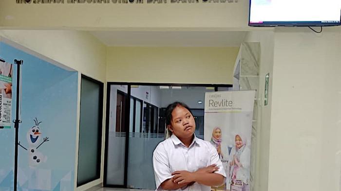 PENYINTAS DOWN SYNDROM - Kayla Dwi Pramesty (15), penyintas Downsyndrom dan kelainan jantung saat menjalani terapi di RSAB Harapan Kita