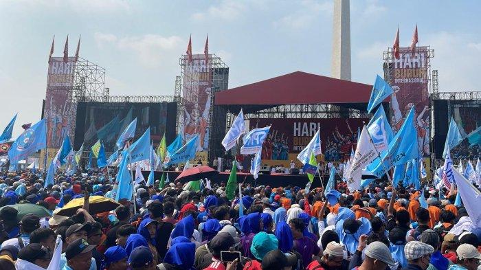 PERAYAAN HARI BURUH - Suasana May Day di silang Monas, Gambir, Jakarta Pusat, Kamis (1/5/2025).