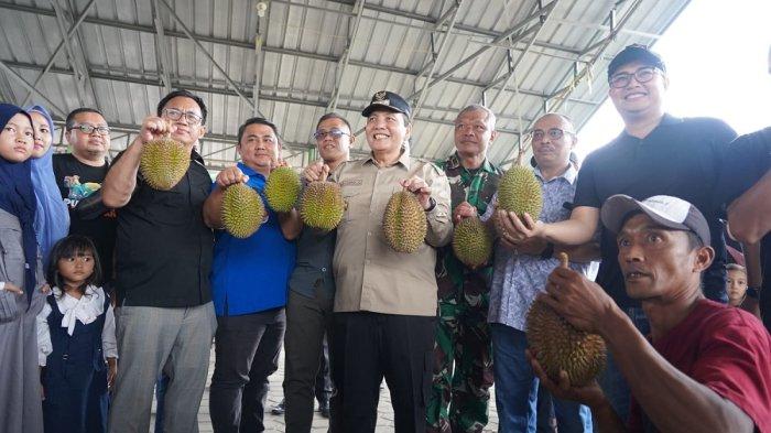 FESTIVAL DURIAN - Pejabat di Kabupaten Bogor sedang memperlihatkan durian terbaik saat Festival Durian, Sabtu (8/2/2025).