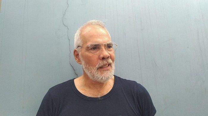 Aktor gaek, Pierre Gruno, lemas saat polisi menetapkan status tersangka padanya atas kasus penganiayaan. Dia langsung minta obat agar kondisi tak drop, Jumat (14/7/2023).