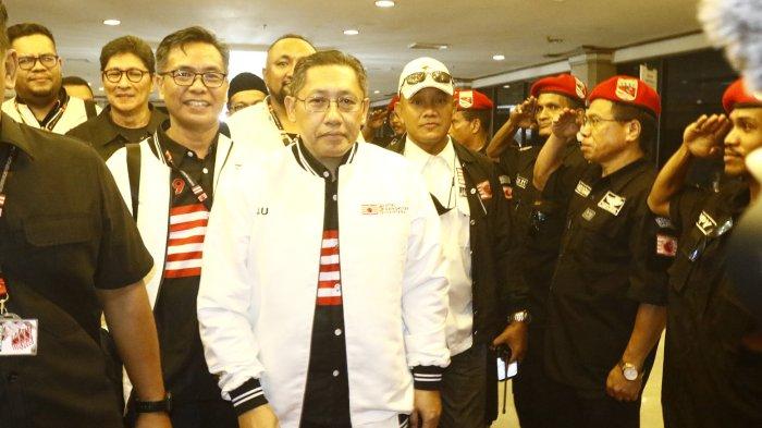 Ketua Umum Terpilih Partai Kebangkitan Nusantara (PKN) Anas Urbaningrum saat tiba di acara pembukaan Musyawarah Nasional Luar Biasa (Munaslub) di Jakarta, Jumat (14/7/2023).