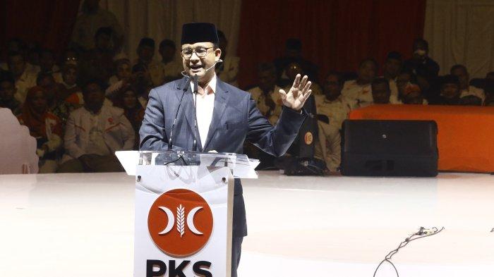 Bakal calon presiden dari Koalisi Perubahan dan Persatuan Anies Baswedan memberikan pidato politik saat menghadiri peringatan Milad Ke-21 Partai Keadilan Sejahtera (PKS) di Istora Senayan, Jakarta, Sabtu (20/5/2023).