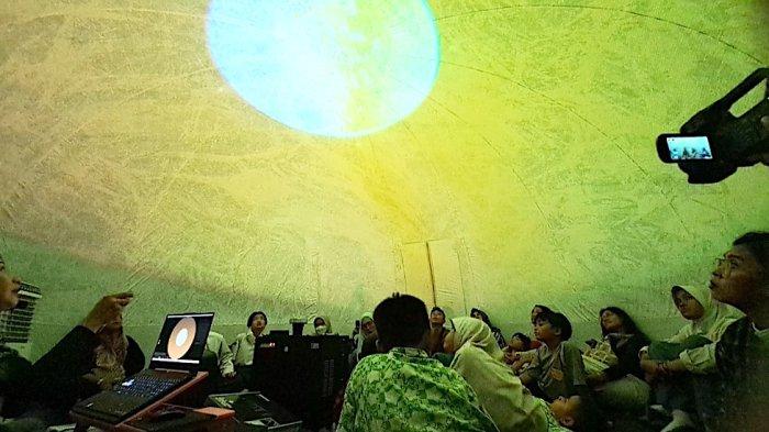 Potret Planetarium Mini yang dulang antusiasme pelajar di gedung Teater Kecil TIM, Cikini, Menteng, Jakarta Pusat.