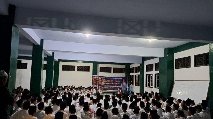 Santri di Lombok Barat, Nusa Tenggara Timur (NTT) menggelar doa bersama agar Wali Kota Solo Gibran Rakabuming Raka dipilih menjadi cawapres di Pilpres 2024. Doa bersama ini digelar di aula Pondok Pesantren Munzalan Mubarokan Narmada, NTT, Kamis (19/10/2023).