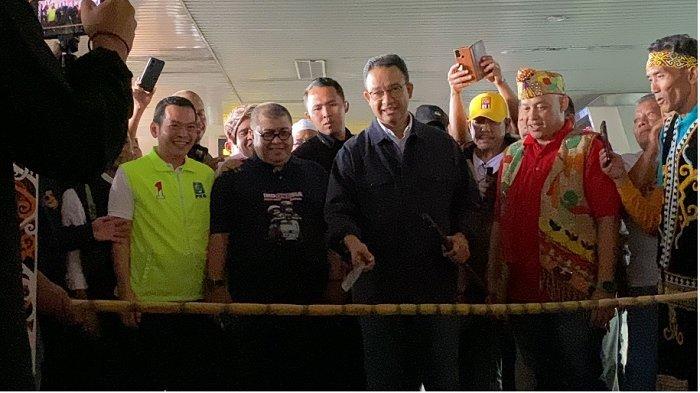 Tiba Di Kalimantan Barat Anies Disambut Prosesi Adat Potong Pantan