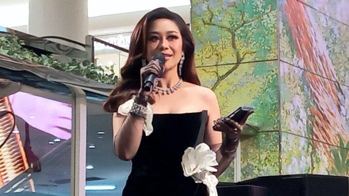 Penyanyi Poppy Capella di Lamida Plaza Indonesia, Jalan MH Thamrin, Jakarta Pusat, Senin (29/5/2023).